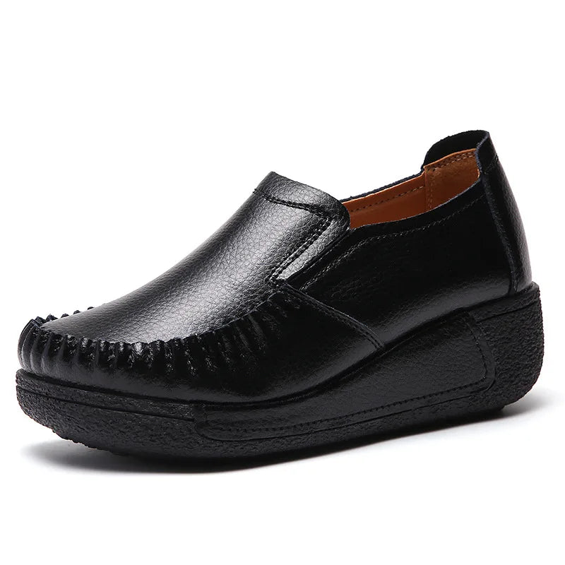 Mocasín de mujer en piel lisa con suela gruesa, color gris, vista frontal