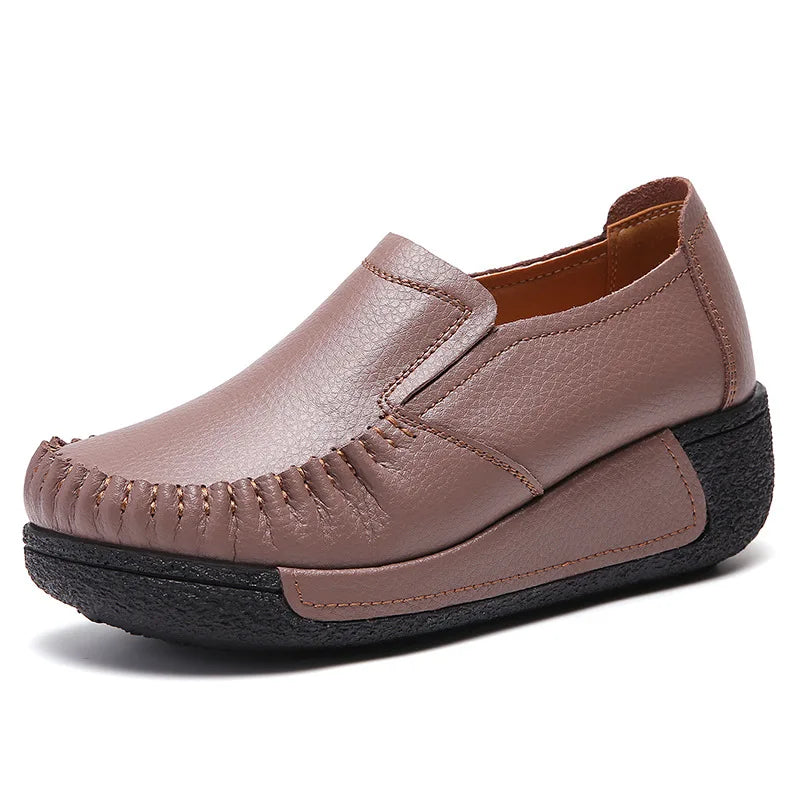 Mocasín de mujer en piel lisa con suela gruesa, color topo, vista superior