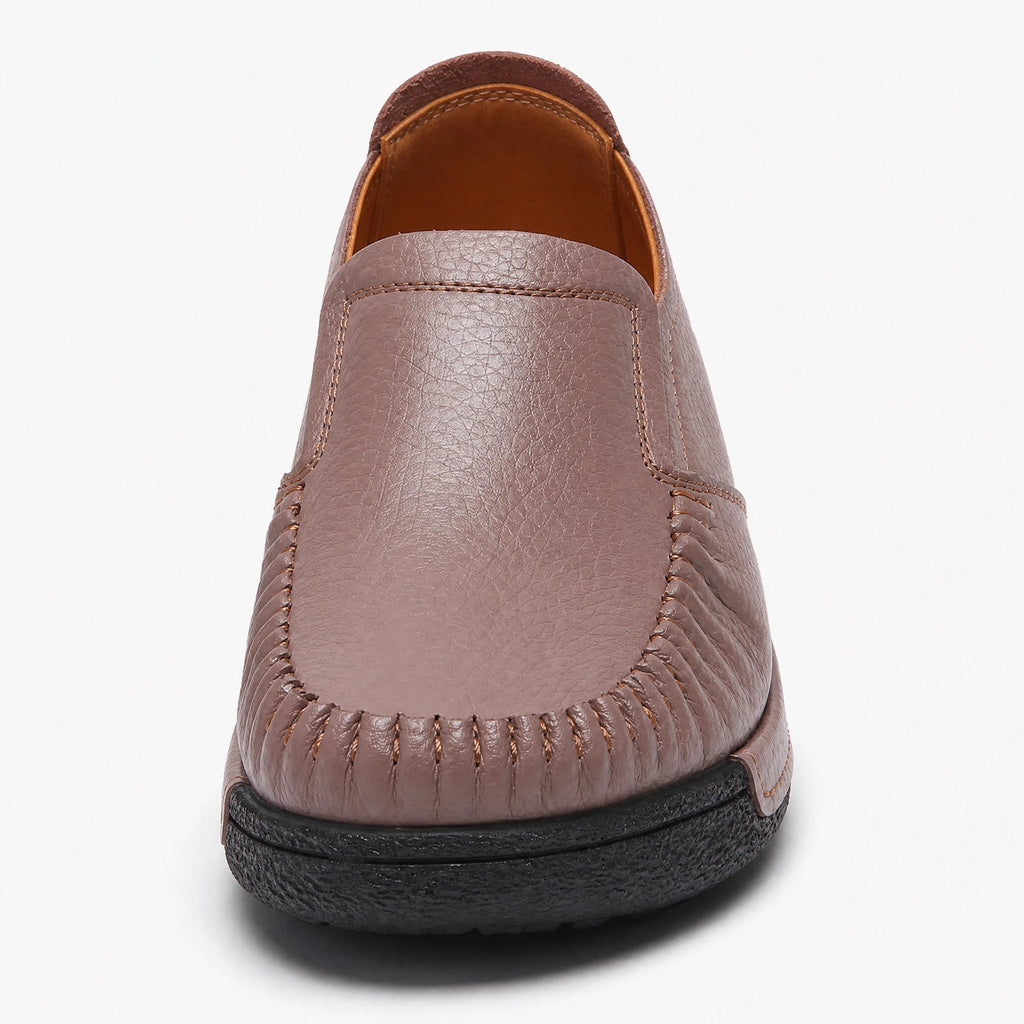 Mocasín de mujer en piel lisa con suela gruesa, color gris, detalle del material