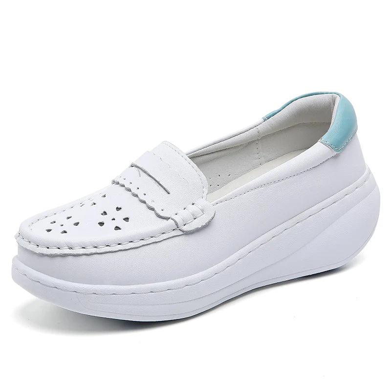 Mocasín de mujer con plataforma blanco calado en piel, color blanco, vista de conjunto