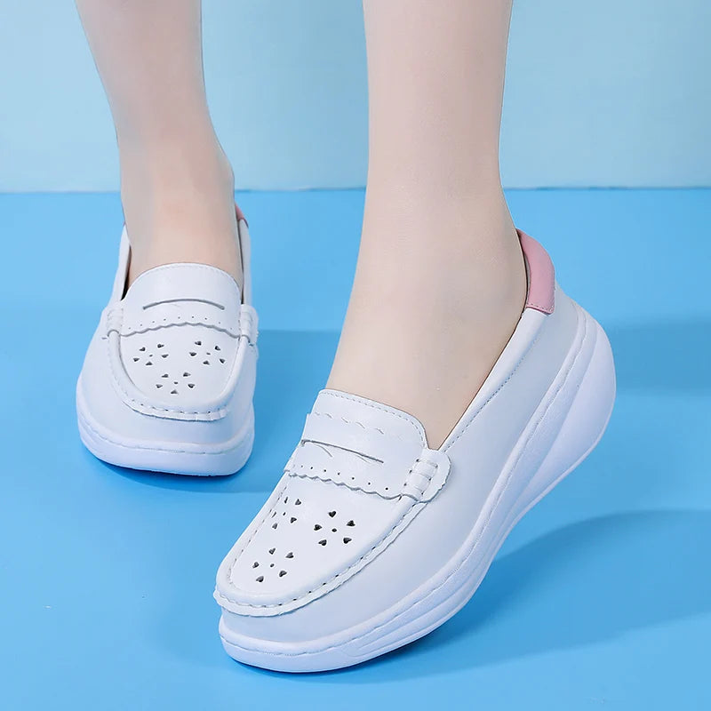 Mocasín de mujer con plataforma blanco calado en piel, color blanco con tacón rosa, vista frontal