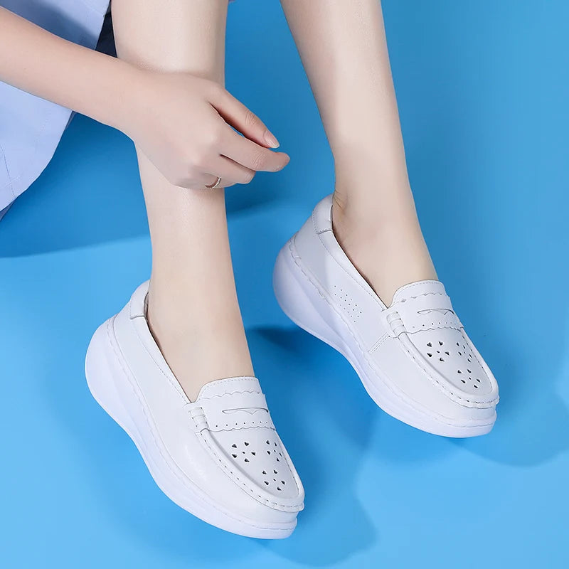 Mocasín de mujer con plataforma blanco calado en piel, color blanco con tacón azul, detalle de la suela