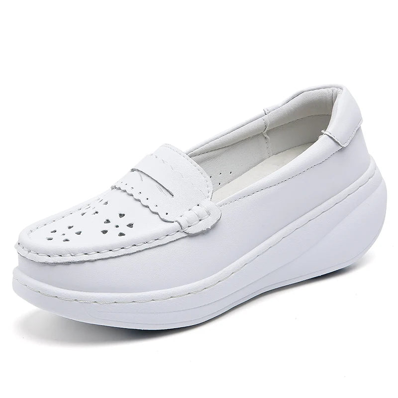 Mocasín de mujer con plataforma blanco calado en piel, color blanco, vista trasera