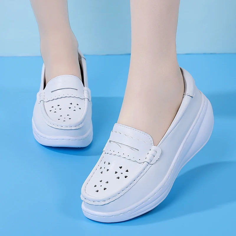 Mocasín de mujer con plataforma blanco calado en piel, color blanco con tacón azul, detalle del material