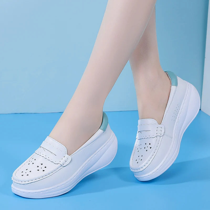 Mocasín de mujer con plataforma blanco calado en piel, color blanco, par completo