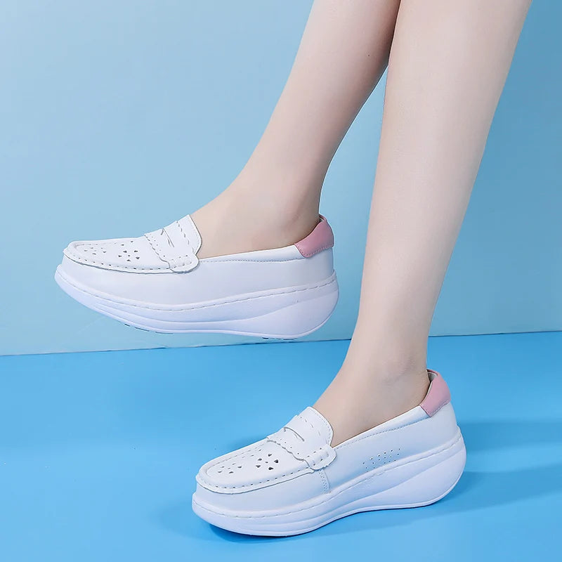 Mocasín de mujer con plataforma blanco calado en piel, color blanco con tacón rosa, detalle de la costura