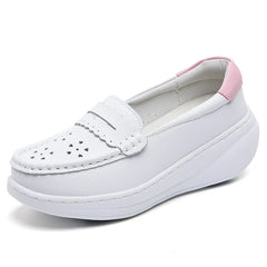 Mocasín de mujer con plataforma blanco calado en piel, Blanco con tacón rosa