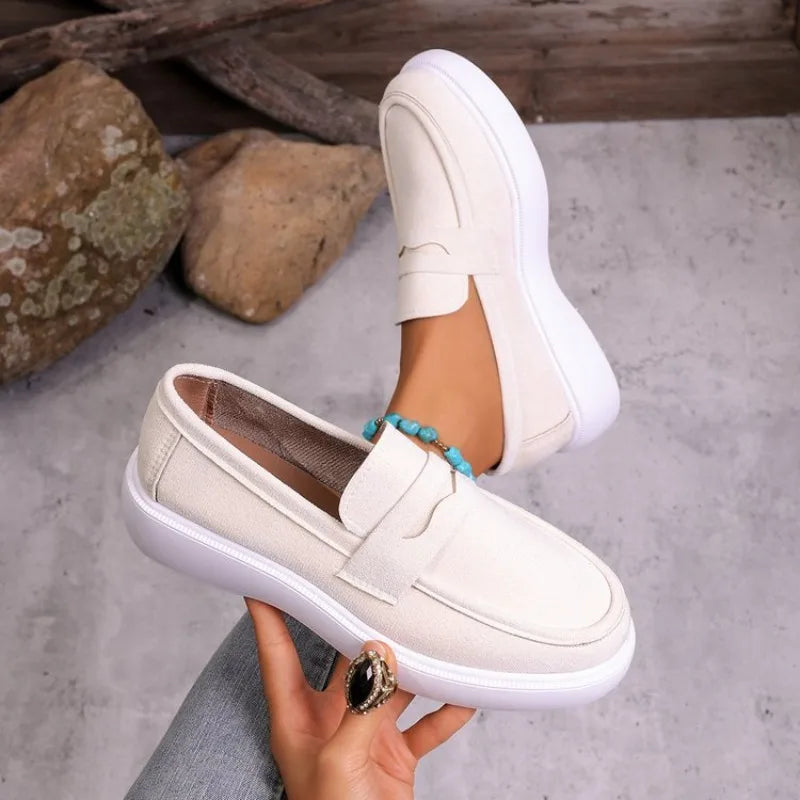 Mocasín mujer suela gruesa blanca con banda gris, vista lateral