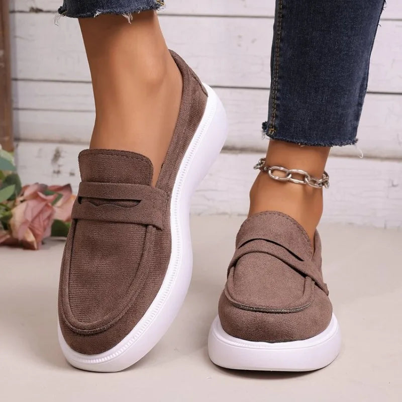 Mocasín mujer suela gruesa blanca con banda beige, vista trasera
