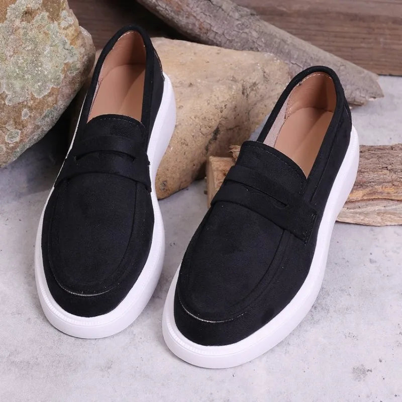 Mocasín mujer suela gruesa blanca con banda gris, detalle de la suela
