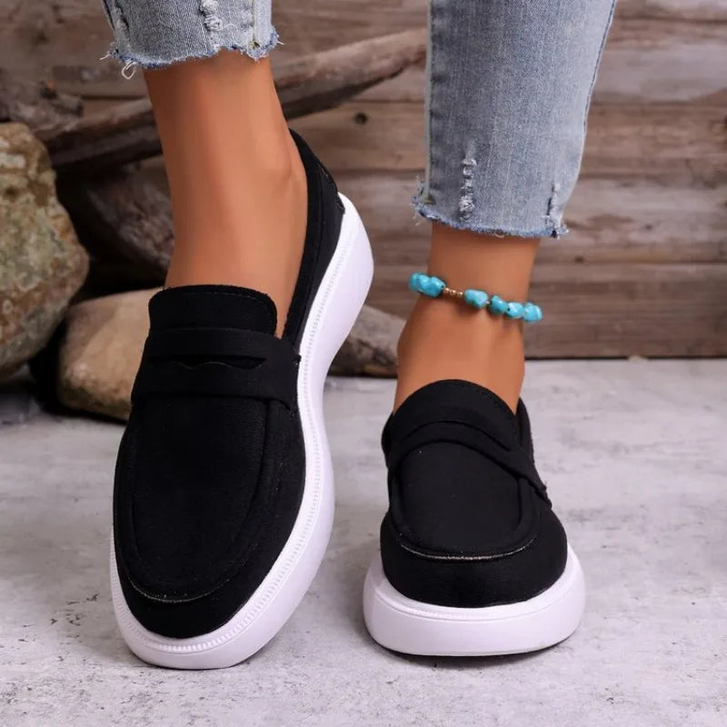 Mocasín mujer suela gruesa blanca con banda negro, puesto con un look