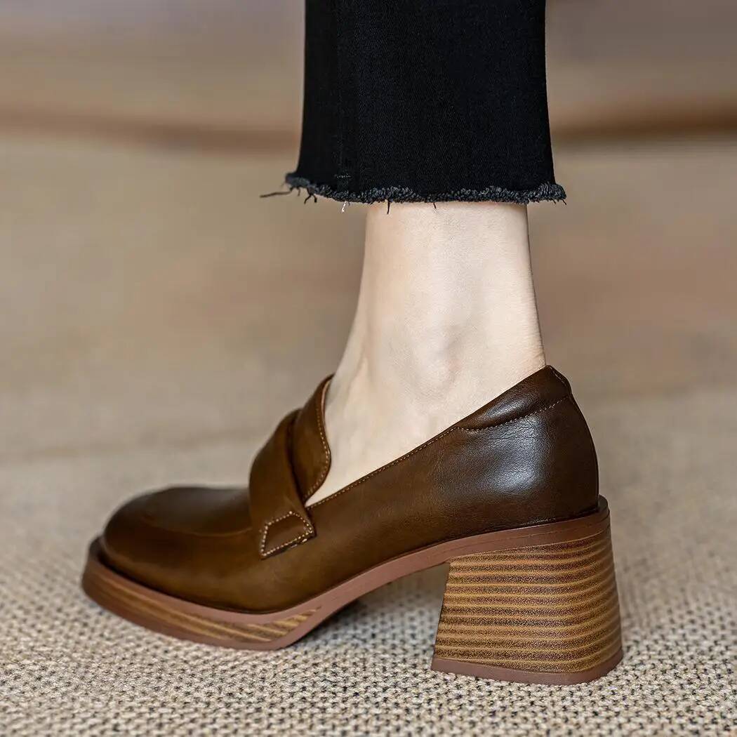 Mocasín de mujer marrón con tacón cuadrado y suela gruesa