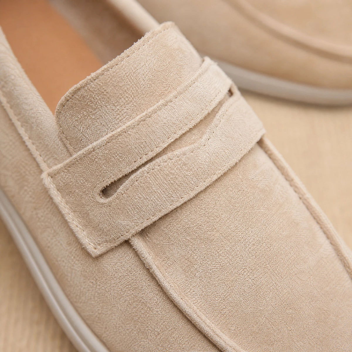 Mocasín de mujer con tira y suela blanca, color camel, foto 2