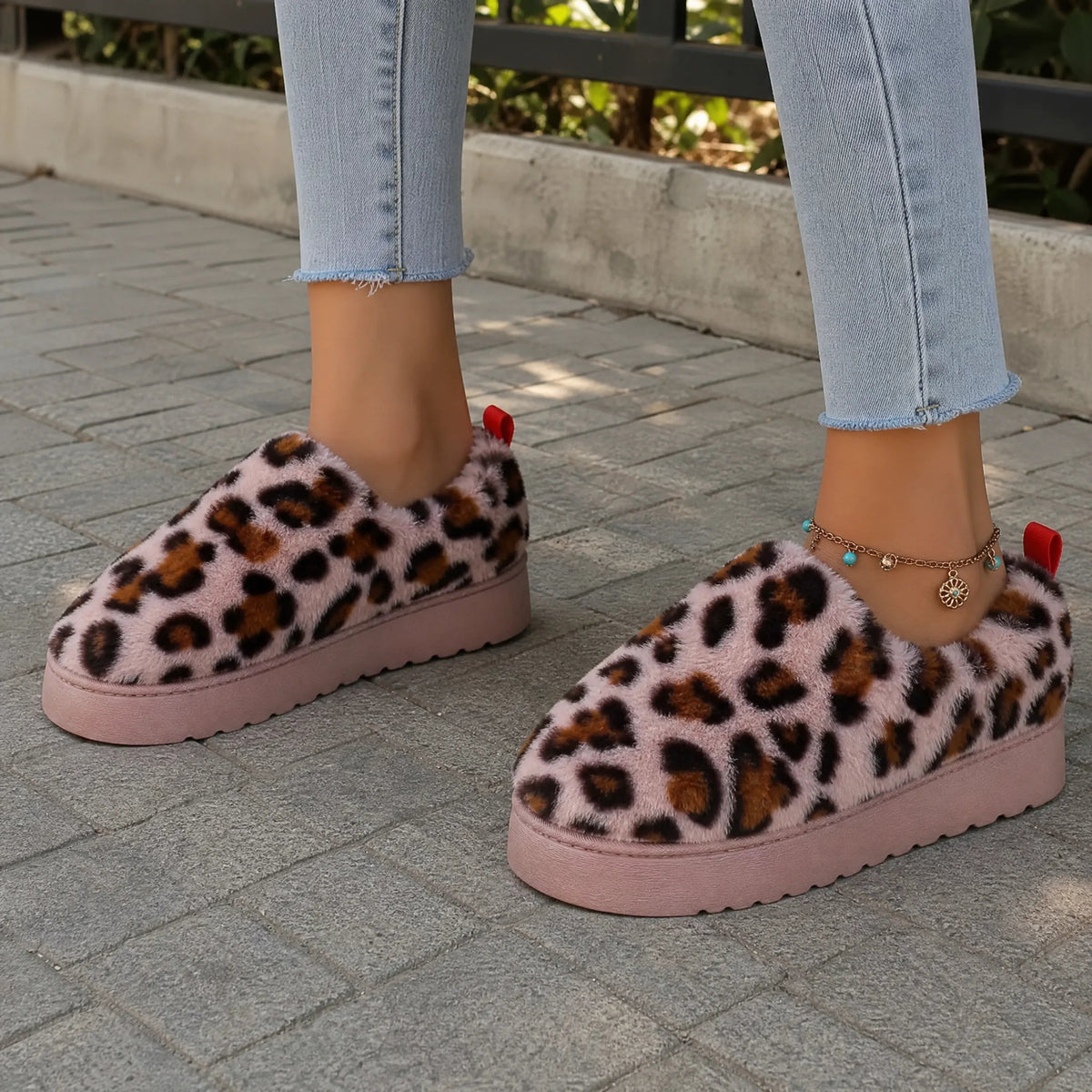 Mocasín mule forrada leopardo rosa con plataforma, vista trasera