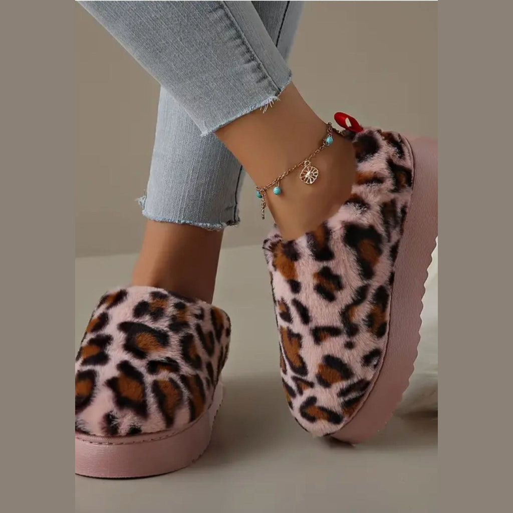 Mocasín mule forrada leopardo rosa con plataforma, detalle del material