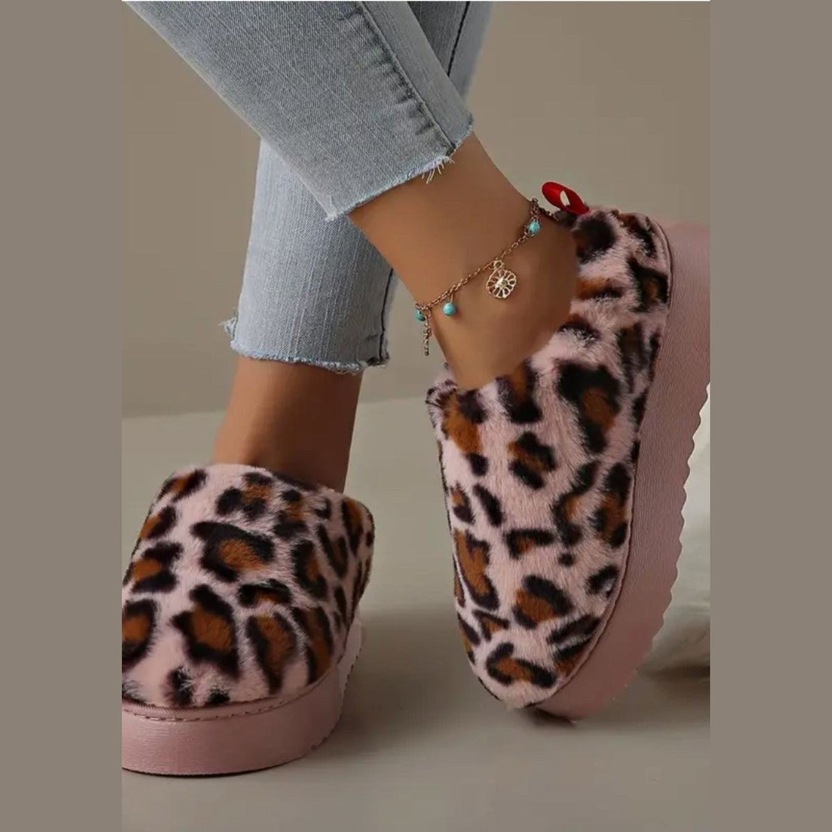 Mocasín mule forrada leopardo rosa con plataforma, detalle del material