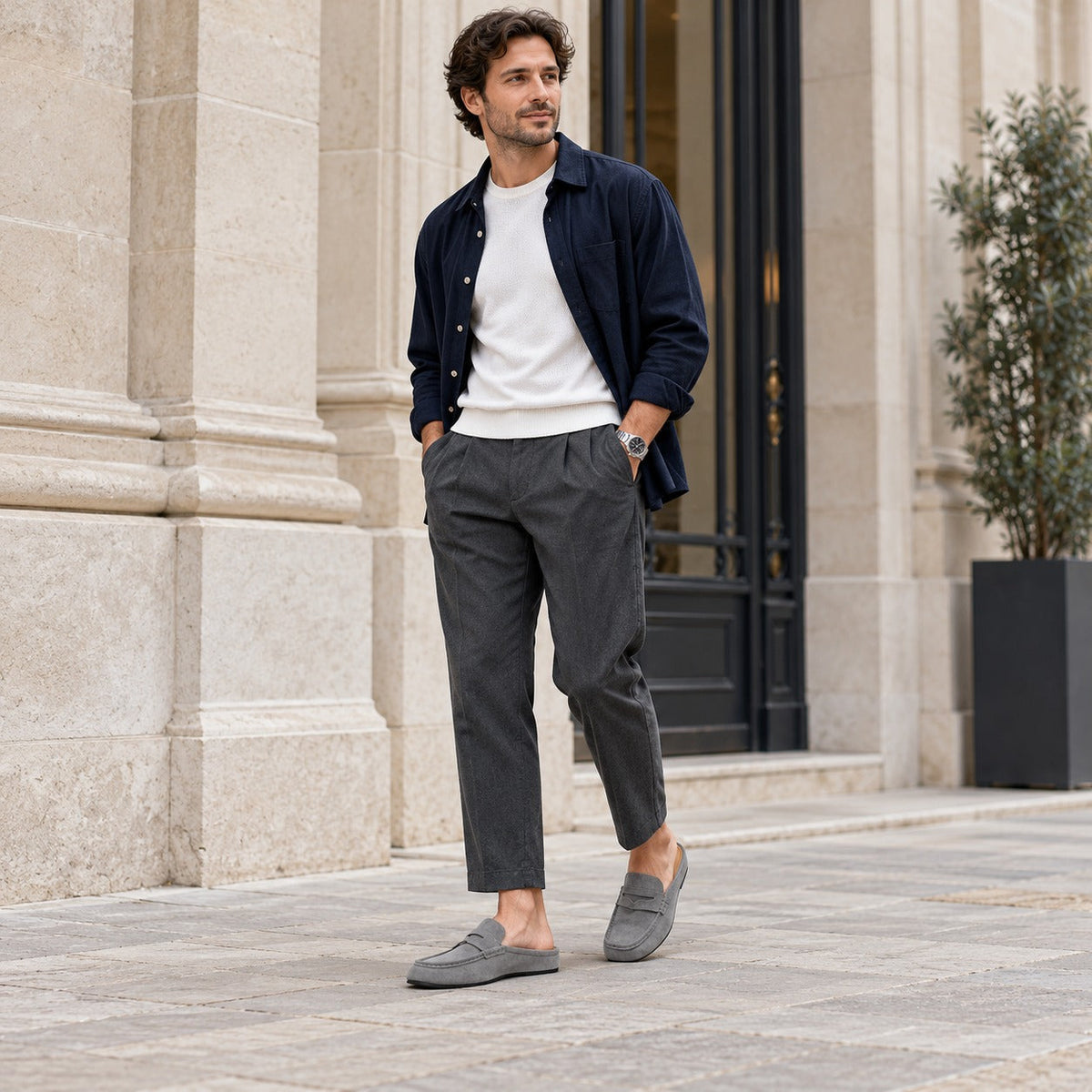 Detalle del antifaz penny del mocasín mule gris