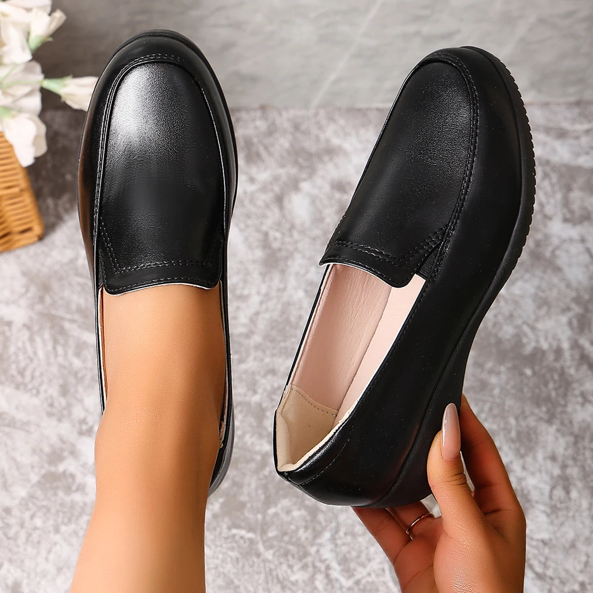 Mocasín negro de cuña para mujer, vista frontal