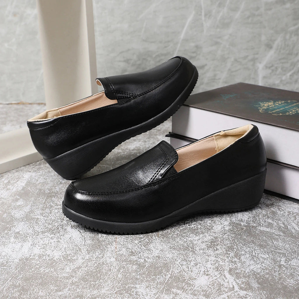 Mocasín negro de cuña para mujer, vista superior