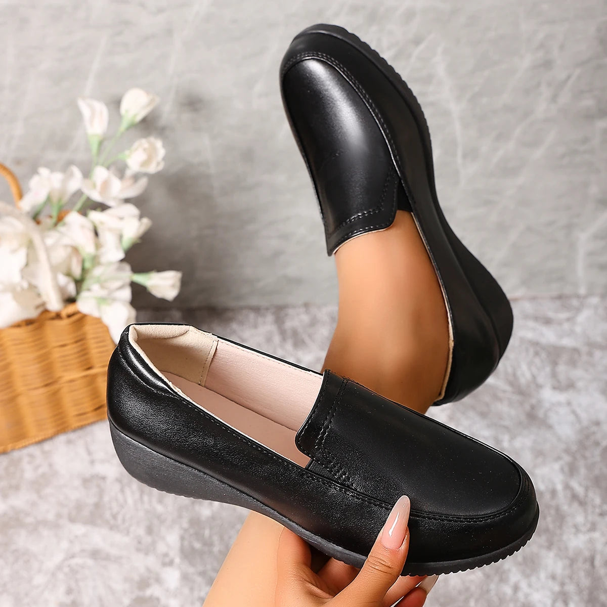 Mocasín negro de cuña para mujer, par completo