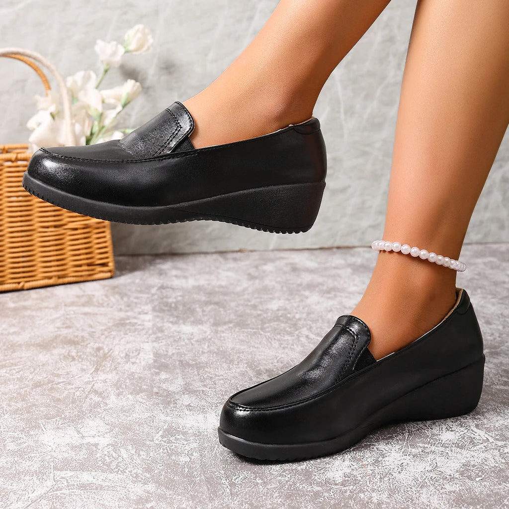 Mocasín negro de cuña para mujer, vista trasera