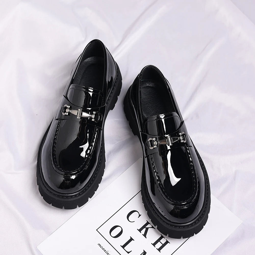 Mocasín negro hombre de charol con suela gruesa dentada negro, vista lateral
