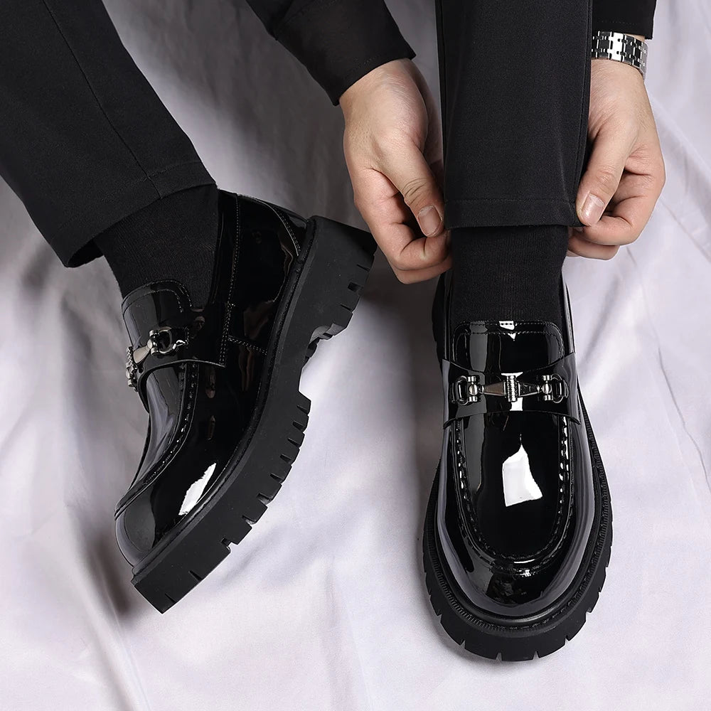 Mocasín negro hombre de charol con suela gruesa dentada negro, vista de frente