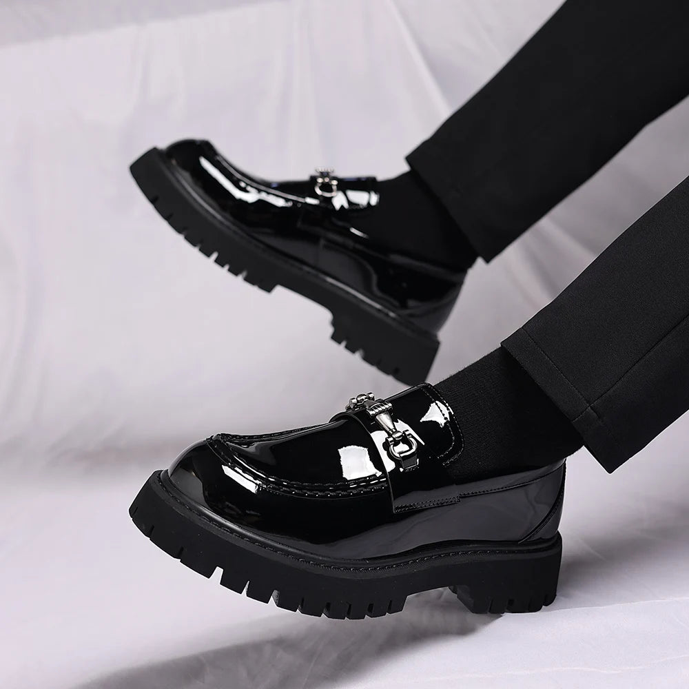 Mocasín negro hombre de charol con suela gruesa dentada negro, detalle de la costura
