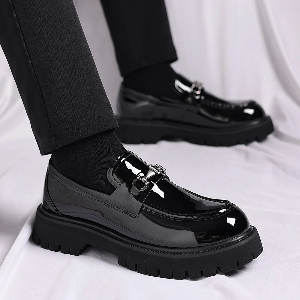 Mocasín negro hombre de charol con suela gruesa dentada negro, vista trasera