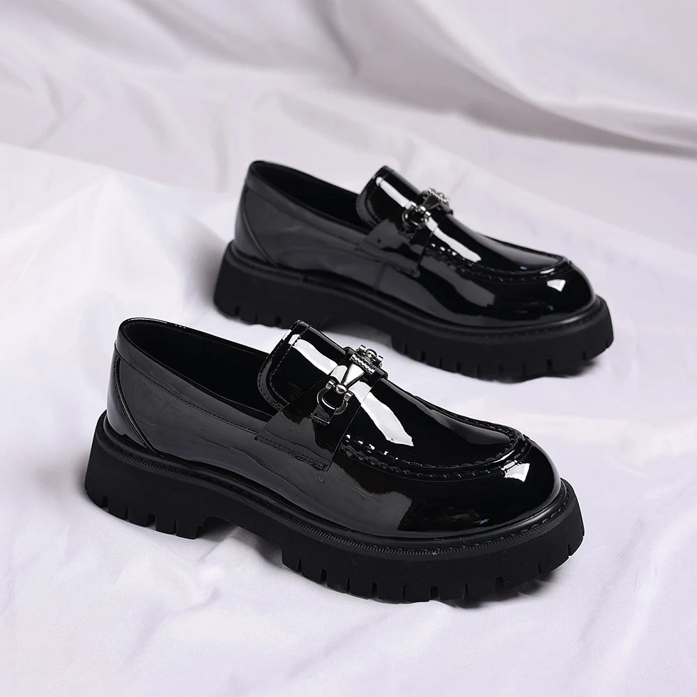 Mocasín negro hombre de charol con suela gruesa dentada negro, detalle de la suela