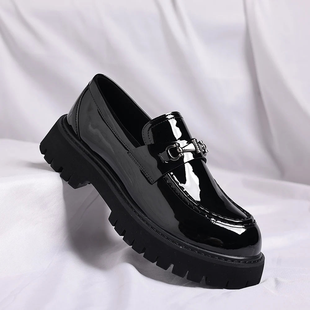 Mocasín negro hombre de charol con suela gruesa dentada negro, puesto con un look