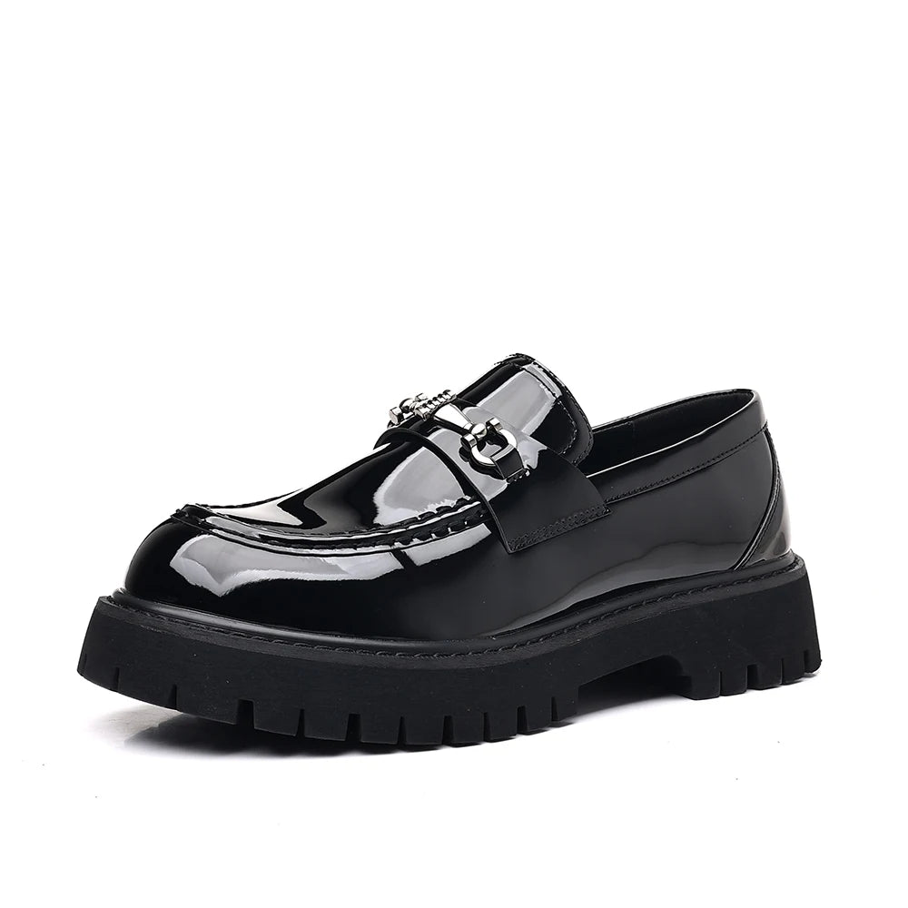 Mocasín negro hombre de charol con suela gruesa dentada negro, detalle del material