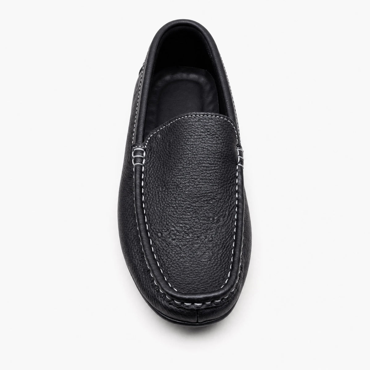 Mocasín negro de hombre con costuras blancas, vista lateral