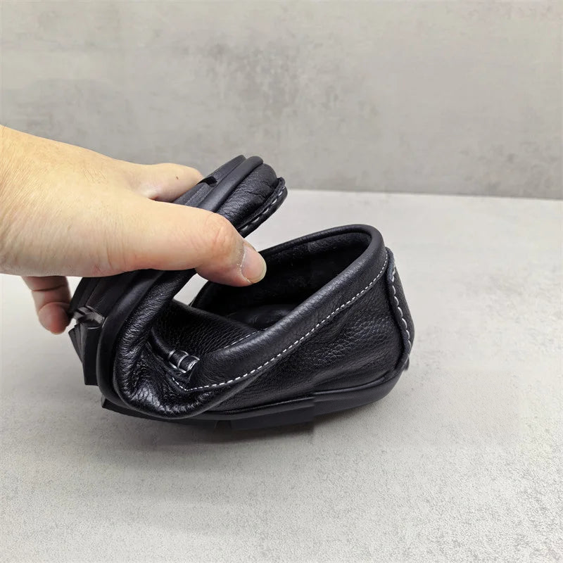Mocasín negro de hombre con costuras blancas, vista frontal