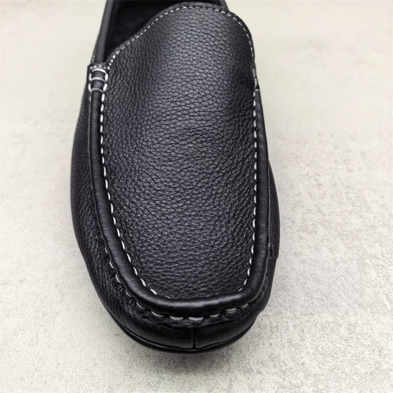 Mocasín negro de hombre con costuras blancas, vista superior
