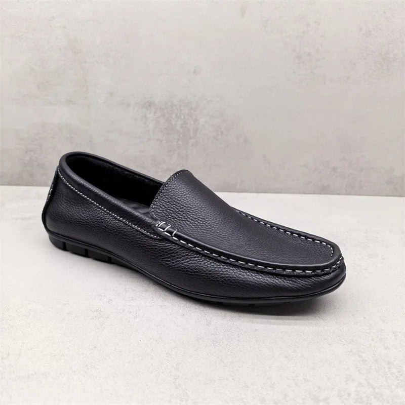 Mocasín negro de hombre con costuras blancas, detalle de la suela