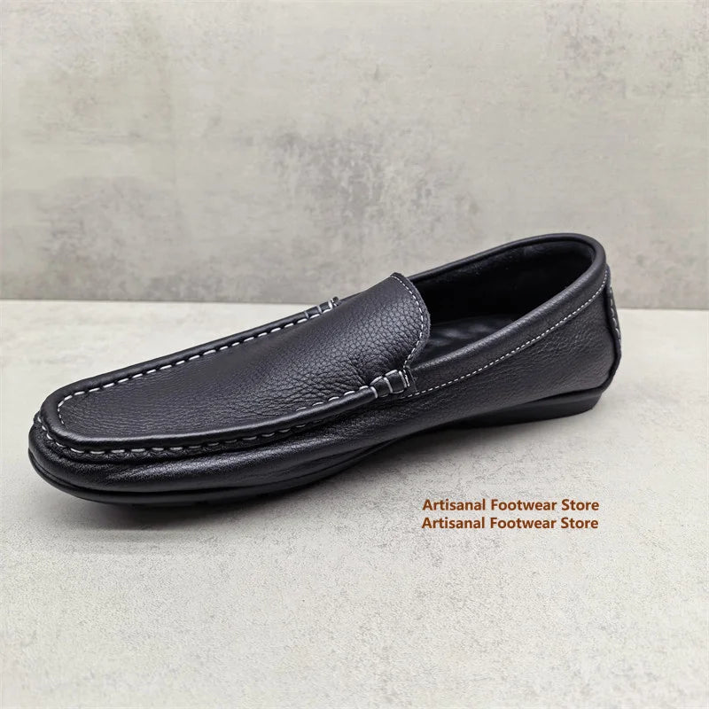 Mocasín negro de hombre con costuras blancas, vista trasera