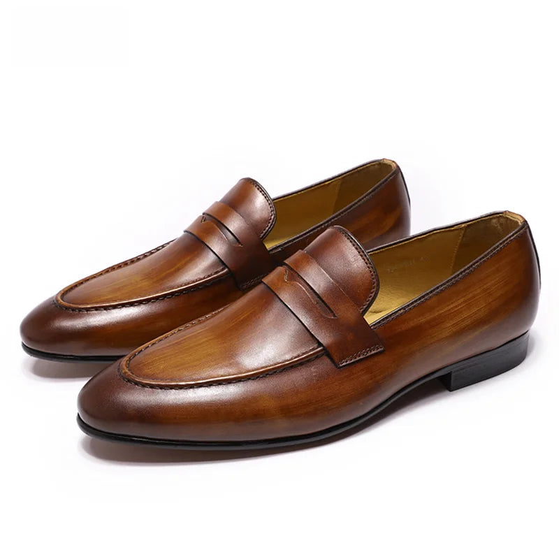 Mocasín penny de hombre en piel patinada, color marrón oscuro, vista trasera