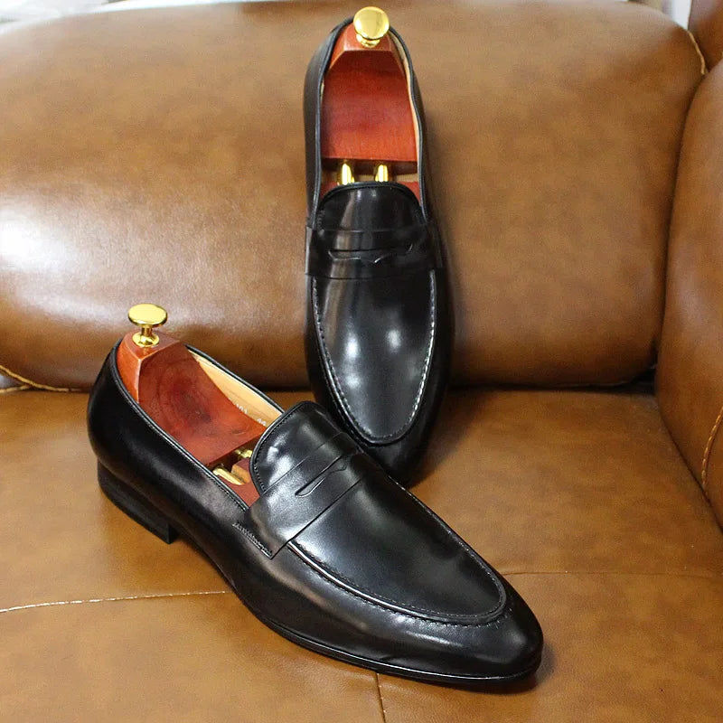 Mocasín penny de hombre en piel patinada, color marrón, detalle de la suela