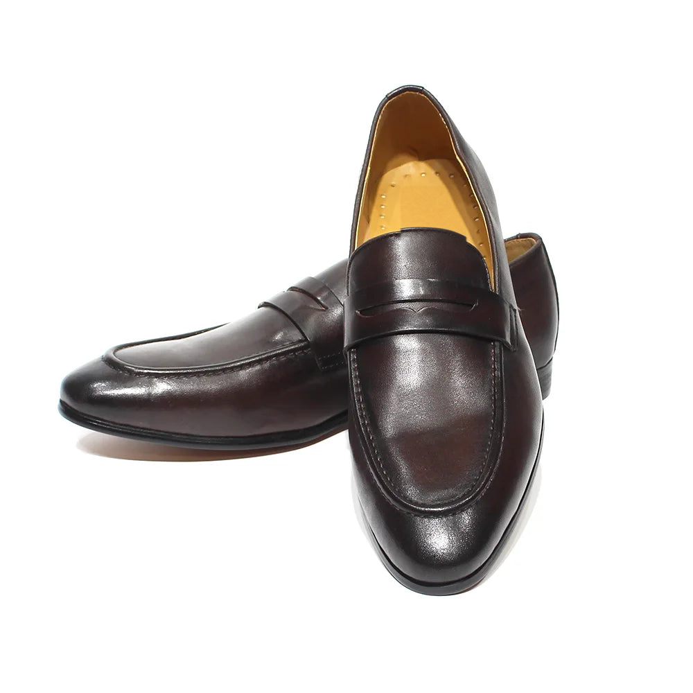 Mocasín penny de hombre en piel patinada, color marrón, puesto en el pie