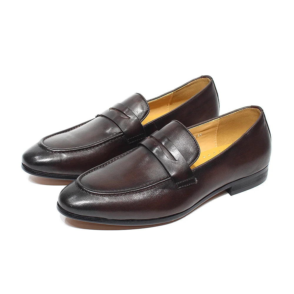 Mocasín penny de hombre en piel patinada, color marrón oscuro, detalle del material