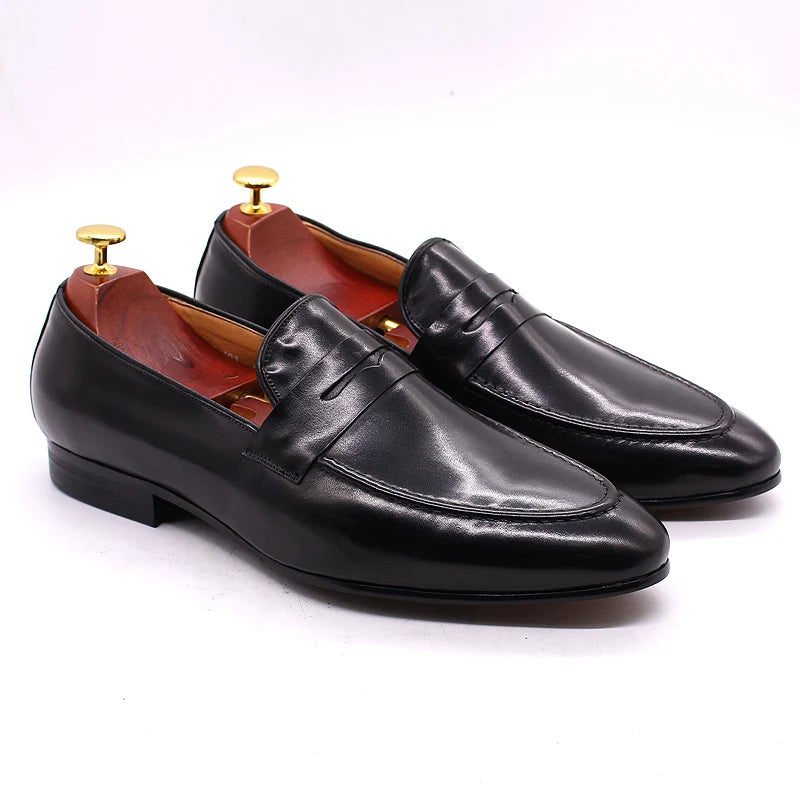 Mocasín penny hombre de piel patinada a mano coñac, vista en ángulo