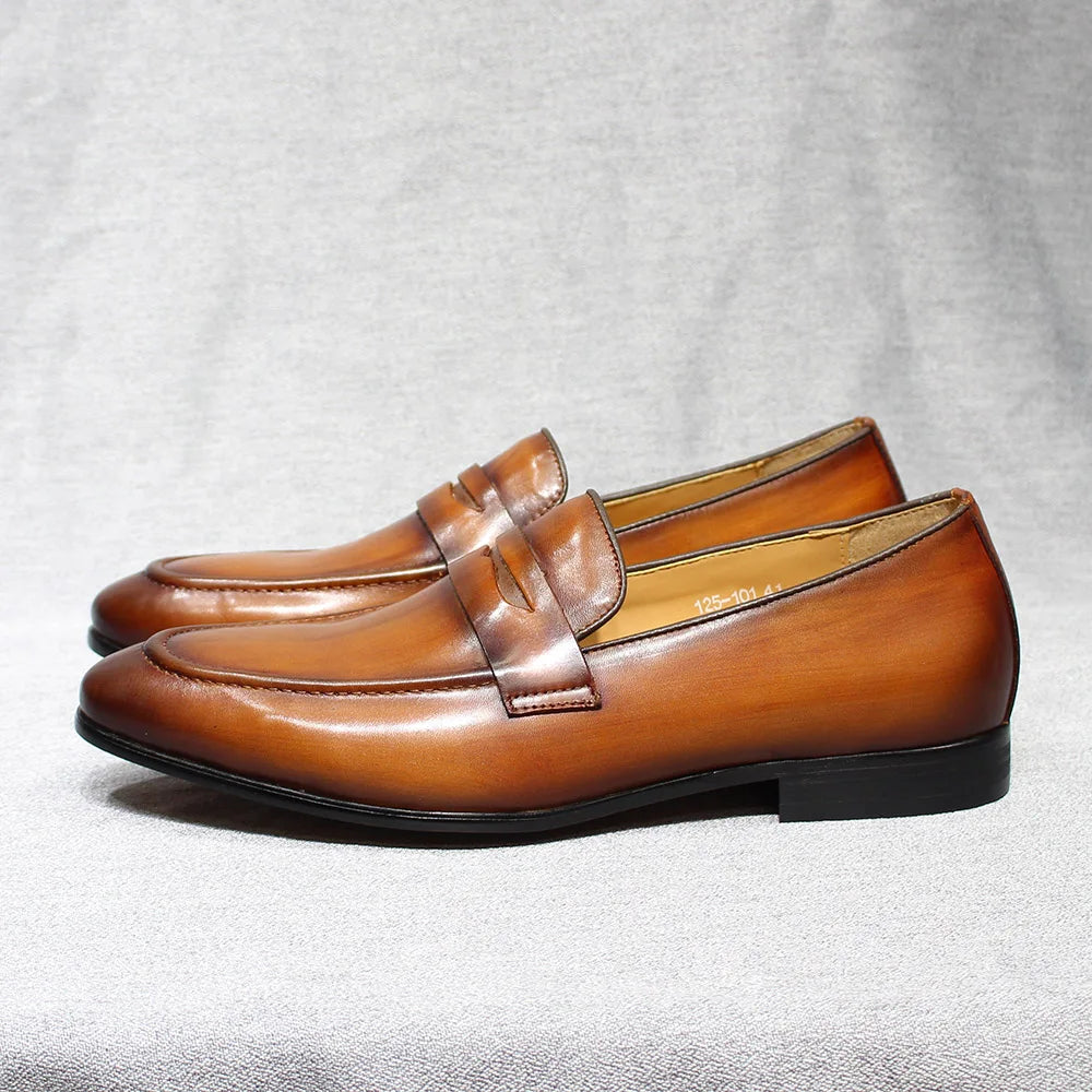 Mocasín penny hombre de piel patinada a mano negro, vista de frente