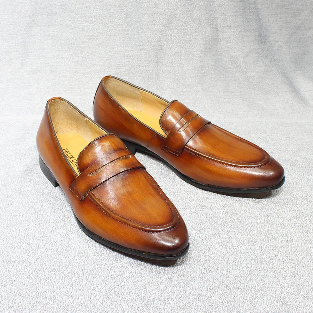 Mocasín penny hombre de piel patinada a mano marrón oscuro, detalle de la costura