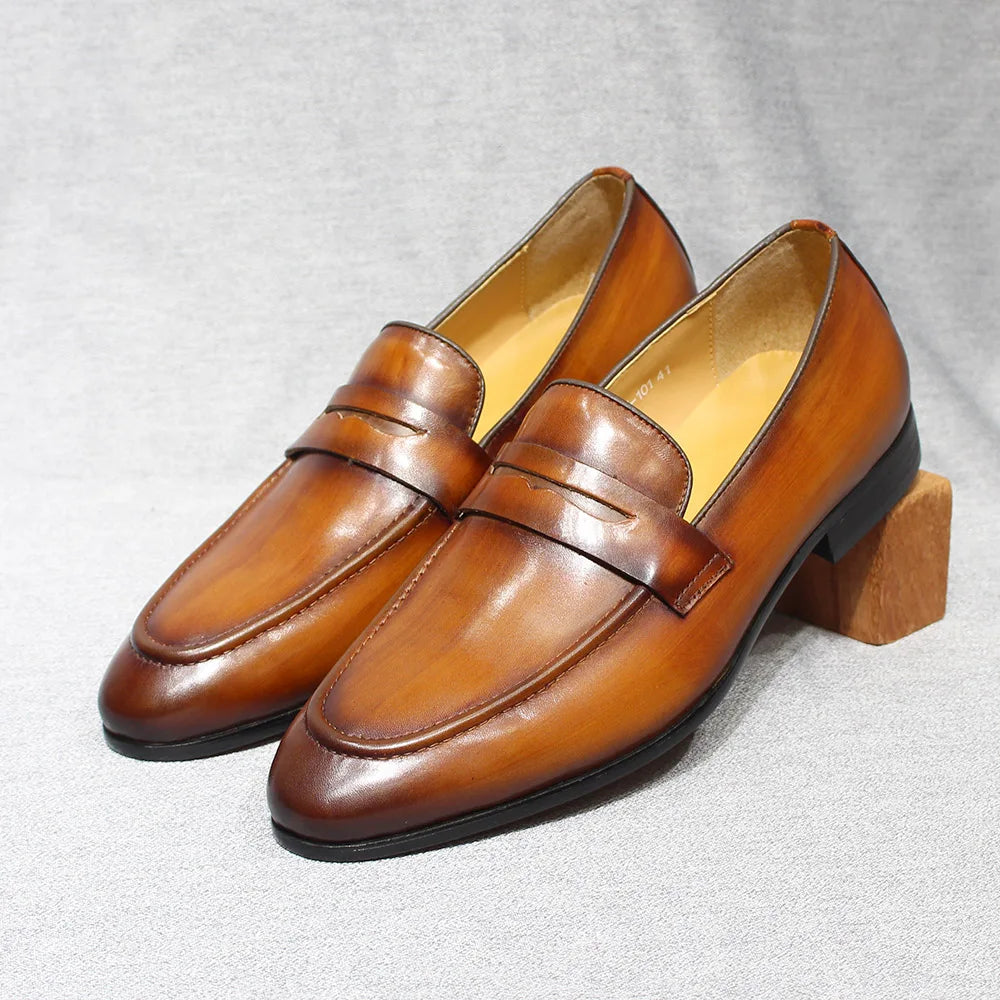 Mocasín penny hombre de piel patinada a mano negro, vista trasera