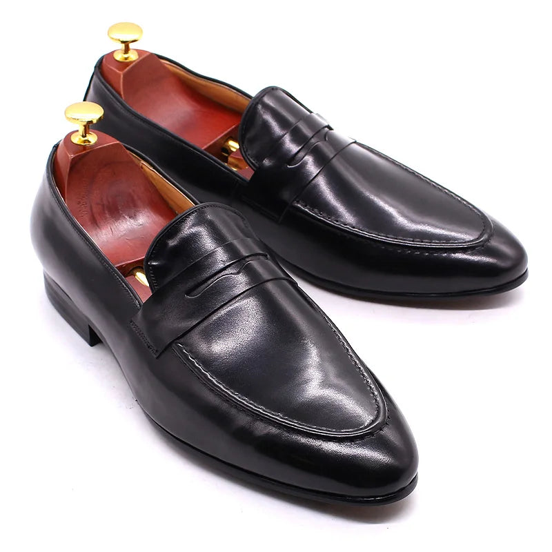 Mocasín penny hombre de piel patinada a mano marrón oscuro, detalle de la suela
