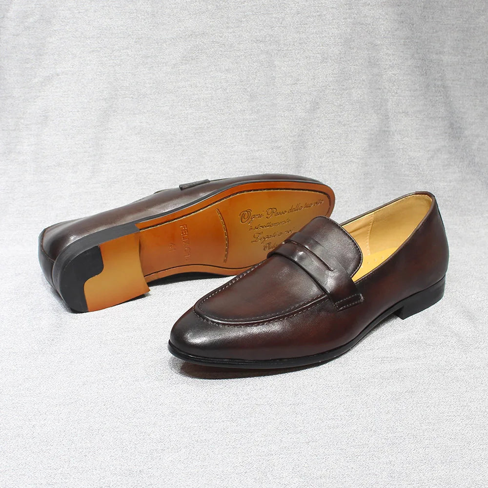Mocasín penny hombre de piel patinada a mano coñac, puesto con un look
