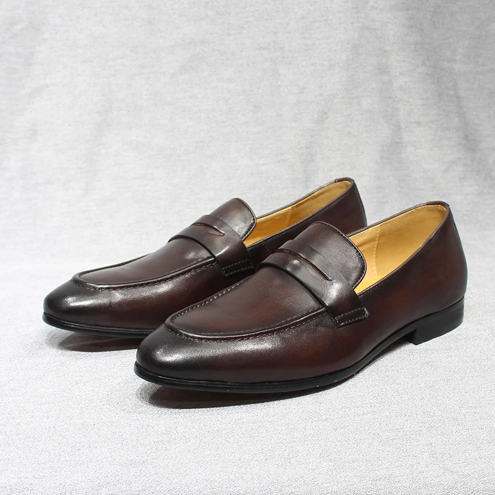 Mocasín penny hombre de piel patinada a mano negro, detalle del material