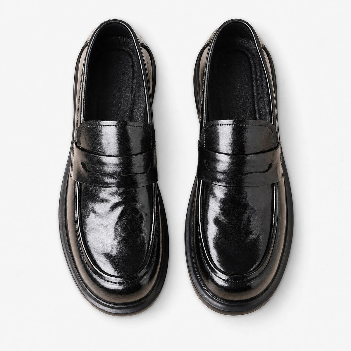 Mocasín penny de hombre en piel serraje con suela gruesa, color negro, vista lateral Imagen