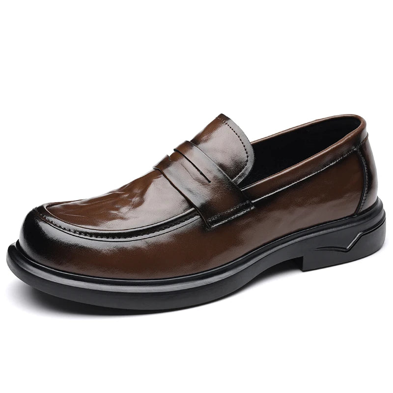 Mocasín penny de hombre en piel serraje con suela gruesa, color marrón, vista de conjunto